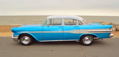 Felixstowe, Suffolk, İngiltere - 27 Ağustos 2016: Deniz kıyısındaki klasik mavi Pontiac Star Şef Motor araba park.