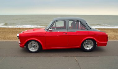 Felixstowe, Suffolk, İngiltere - 27 Ağustos 2016: Deniz kıyısındaki klasik kırmızı ve siyah Riley 1.5 motor araba park.