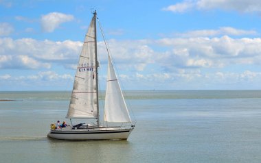 Felixstowe, Suffolk, İngiltere - 29 Ağustos 2016: Felixstowe feribot Deben Nehri'nin ağzında bırakarak yat.