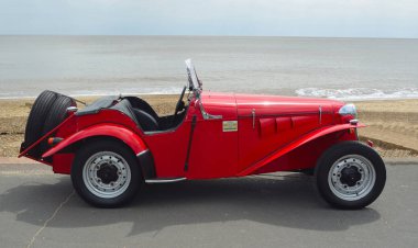 Felixstowe, Suffolk, İngiltere - 07 Mayıs 2017: Klasik kırmızı Delon spor - denemeler Motor araba sahil gezinti yerinde Park.