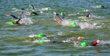 Grafham, Cambridgeshire, İngiltere - 21 Mayıs 2017: triatlon başında Yüzme aşamasının sonunda Yüzme rakip. 