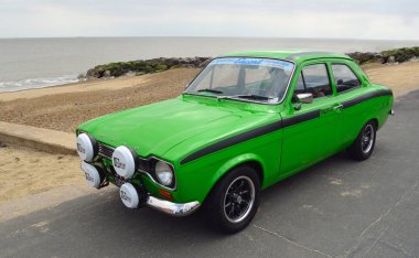 Felixstowe, Suffolk, İngiltere - 07 Mayıs 2017: Klasik yeşil Ford Escort Meksika Motor araba park sahil mesire üzerinde.