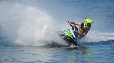 Wyboston, Bedfordshire, İngiltere - 09 Nisan 2017: sprey çok az oluşturma hızda viraj Jet Ski rakip.