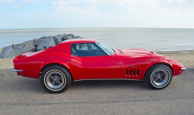 Felixstowe, Suffolk, İngiltere - 07 Mayıs 2017: Deniz kıyısındaki klasik kırmızı Chevrolet Corvette Stingray otomobil park.