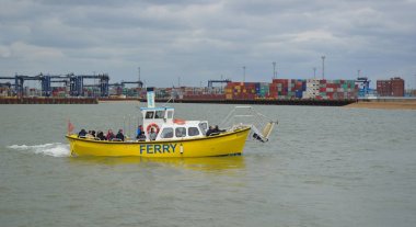 Felixstowe, Suffolk, İngiltere - 16 Nisan 2017: Felixstowe üzerinden Orwell Harwich için nehir Haliç arasında feribot yatılı insanlar, arka planda Felixstowe Dock cihazları.