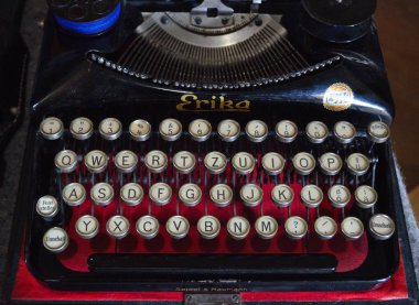 Silsoe, Bedfordshire, İngiltere - 28 Mayıs 2017: Vintage Seidel Naumann Erika daktilo.