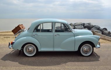 Felixstowe, Suffolk, İngiltere - 07 Mayıs 2017: Klasik ışık mavi Morris minör piknik sepeti ile Sahil gezinti yerinde Park.