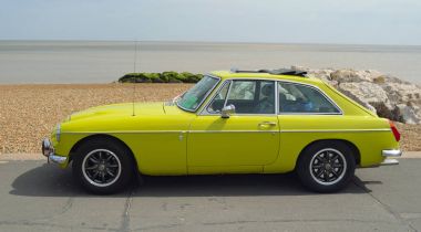 Felixstowe, Suffolk, İngiltere - 07 Mayıs 2017: Deniz kıyısındaki klasik sarı Mgb Gt Motor araba park.