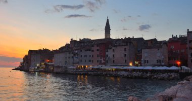 Rovinj kasabası Adriatic Coast satır Istria Hırvatistan St Euphemia Kilisesi ile yarımada görünümünü akşam.