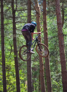 Haynes, Bedfordshire, İngiltere - 14 Mayıs 2017: Freestyle Stunt bisikletçi orta hava çok yüksek ağaçlar arka planda ile. 