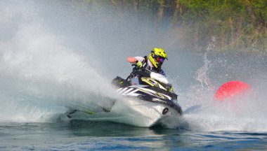 Wyboston, Bedfordshire, İngiltere - 09 Nisan 2017: sprey çok az oluşturma hızda viraj Jet Ski rakip.