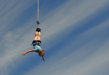 Wyboston, Bedfordshire, İngiltere - 08 Temmuz 2017 kız Bungee atlama üzerinde ipin ucunda.