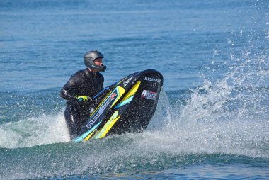 Wyboston, Bedfordshire, İngiltere - 09 Nisan 2017: Freestyle Jet kayakçı gerçekleştiriliyor. yarışmaya.