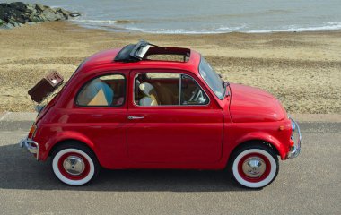 Felixstowe, Suffolk, İngiltere - 07 Mayıs 2017: Deniz kıyısındaki piknik sepeti ile klasik kırmızı Fiat 500 otomobil park.