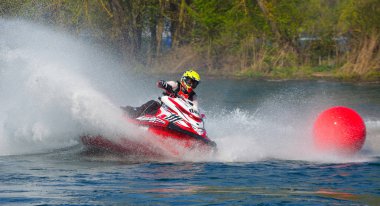 Wyboston, Bedfordshire, İngiltere - 09 Nisan 2017: sprey çok az oluşturma hızda viraj Jet Ski rakip.