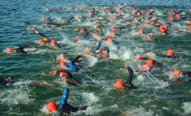 Grafham, Cambridgeshire, İngiltere - 06 Ağustos 2017: Yarışmacı triatlon Yüzme aşamasında başlayan su içinde,