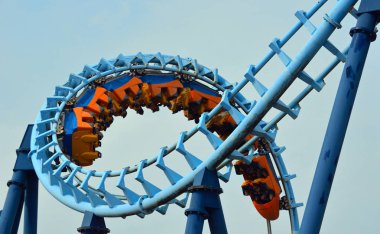Corton, Suffolk, İngiltere - 23 Ağustos 2017: Roller coaster binmek tirbuşon yapıyor heyecan arayanlar ile dolu.