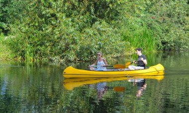 Hemmingford gri, Cambridgeshire, İngiltere - 28 Ağustos 2017: insanlar içinde Ouse Cambridgeshire'deki/daki oteller nehrinde kano kürek çekmeye.