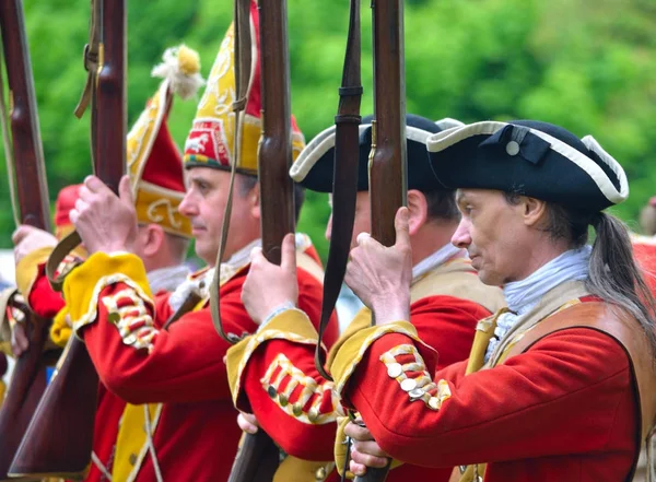 Safran Walden, Essex, İngiltere - 01 Mayıs 2017: onların tüfekleri ile Pulteneys alayı Redcoats olan kapat.