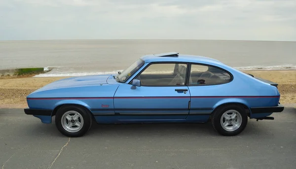 Felixstowe, Suffolk, İngiltere - 07 Mayıs 2017: Klasik mavi Ford Capri lazer Motor araba park sahil mesire üzerinde.