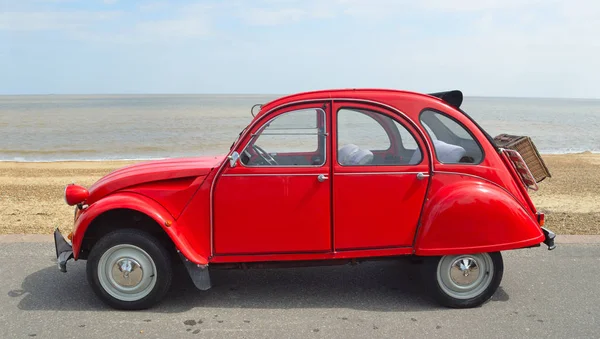 Felixstowe, Suffolk, İngiltere - 07 Mayıs 2017: Klasik kırmızı Citroen 2cv deux chevaux sahil gezinti yerinde Park.