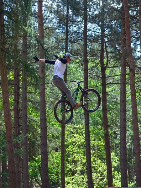 Haynes, Bedfordshire, İngiltere - 14 Mayıs 2017: Freestyle Stunt bisikletçi orta hava çok yüksek ağaçlar arka planda ile. 