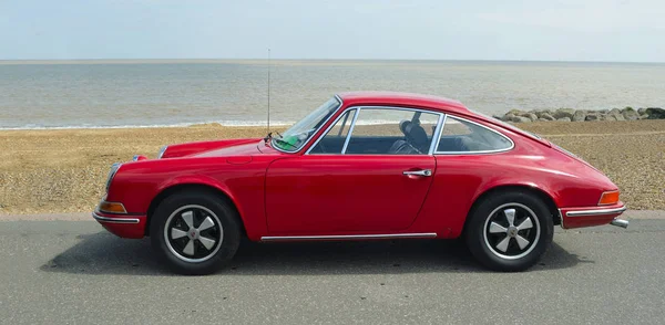 Felixstowe, Suffolk, İngiltere - 07 Mayıs 2017: Klasik kırmızı Porsche 912 sahil gezinti yerinde Park.