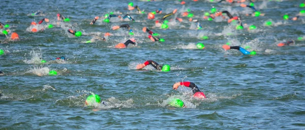 Compétiteurs Nageant Fin Étape Natation Début Triathlon — Photo