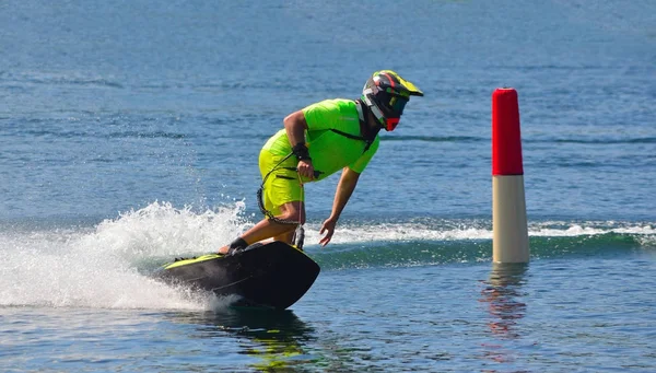 Masculino Motosurf Competitor Tomando Canto Velocidade Criando Monte Spray — Fotografia de Stock