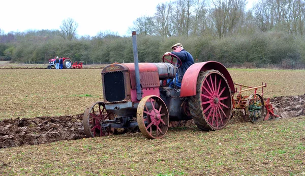 Neots Cambridgeshire Angleterre Mars 2017 Terrain Labourage Tracteurs Vintage Red — Photo