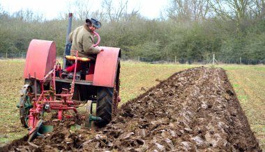 St. NEOTS, CAMBRIDGESHIRE, İngiltere 19 Mart 2017: 1930 Uluslararası Vintage çekici tarlası. 
