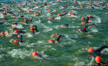 Grafham, Cambridgeshire, İngiltere - 06 Ağustos 2017: Yarışmacı triatlon Yüzme aşamasında başlayan su içinde,