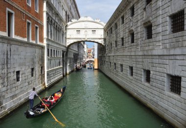 Ponte della Pagiia ve iç geçiriyor Köprüsü üzerinden rio del Palazza tekneler ve gongolas ile.