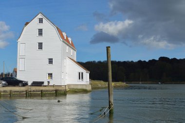 Woodbridge, Suffolk, İngiltere - 17 Nisan 2017: Woodbridge Quay ve gelgit Mill Deben Suffolk nehrinde.