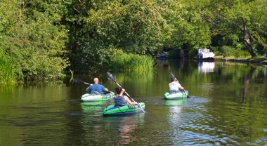 Hemmingford gri, Cambridgeshire, İngiltere, 28 Ağustos 2017: Kano güneşli bir nehir ouse insanlarda.