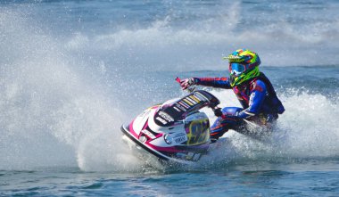 Wyboston, Bedfordshire, İngiltere - 09 Nisan 2017: sprey çok az oluşturma hızda viraj Jet Ski rakip.