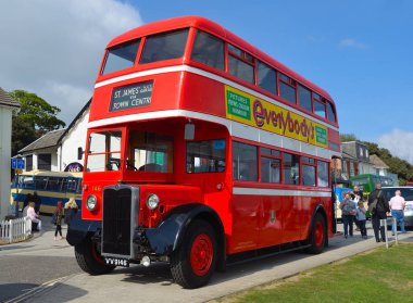Felixstowe, Suffolk, İngiltere - 07 Mayıs 2017: Vintage kırmızı Çift katlı otobüs Northanpton ulaşım A.ş geri.