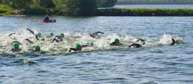 Grafham, Cambridgeshire, İngiltere - 21 Mayıs 2017: triatlon Yüzme aşamasına başında Yüzme rakip. 