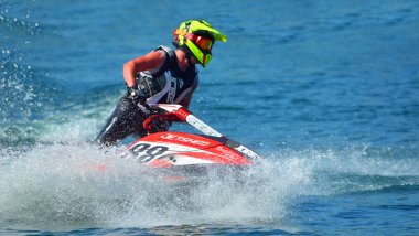 Wyboston, Bedfordshire, İngiltere - 09 Nisan 2017: Jet Ski racer sprey çok az oluşturma hızda viraj yakın çekim.