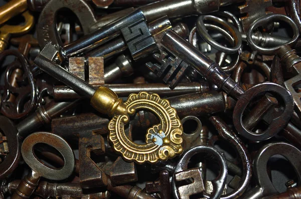 古董钥匙在一堆钢和黄铜 — 图库照片