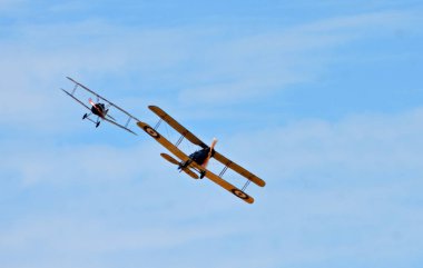 Ickwell, Bedfordshire, İngiltere - 05 Ağustos 2018: Vintage Bristol F2. B ve Sopwith Camel 1.Dünya Savaşı uçak uçuş.