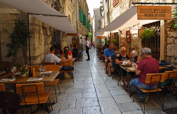 Split, Hırvatistan - 21 Haziran 2018: Diocletian Palace Split Hırvatistan 'ın duvarları içinde bir restoranda yemek yiyen insanlar.