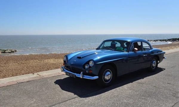 Felixstowe, Suffolk, İngiltere - Mayıs 06, 2018: Klasik Mavi Jensen Otomobili Seafront Gezinti Alanı boyunca sürülüyor.