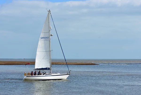 Felixstowe Suffolk England Августа 2018 Года Яхта Покидает Felixstowe Ferry — стоковое фото