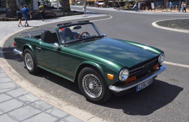 Cota Teguise, Lanzarote, İspanya - 21 Mart 2018: Klasik Yeşil Triumph Tr6 Otomobil.