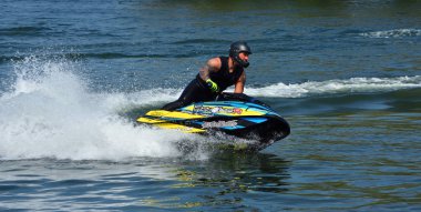 Wyboston, Bedfordshire, İngiltere - 21 Nisan 2018: Serbest Jet Kayak Virajı