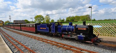 Wroxham, Norfolk, İngiltere - 11 Mayıs 2018: Blickling Hall dar hat buharlı tren Bure Vadisi Demiryolu Norfolk Wroxham istasyonunda.
