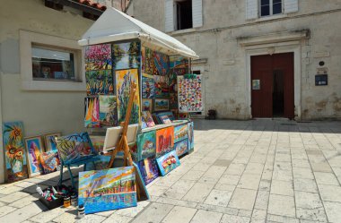 Trogir, Hırvatistan - 18 Haziran 2018: Satılık Resimlerin Gösterimi Trogir Hırvatistan.