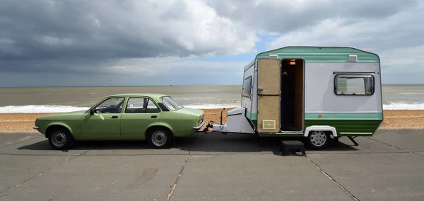 Felixstowe, Suffolk, İngiltere - Mayıs 05, 2019: Klasik Yeşil Vauxhal Chevette otomobil & Vintage Caravan - deniz kenarında park edilmiş bir karavan.