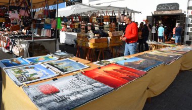 Teguise, Lanzarote, İspanya - 31 Mart 2019: Teguise pazarında resim satan pazar tüccarı.